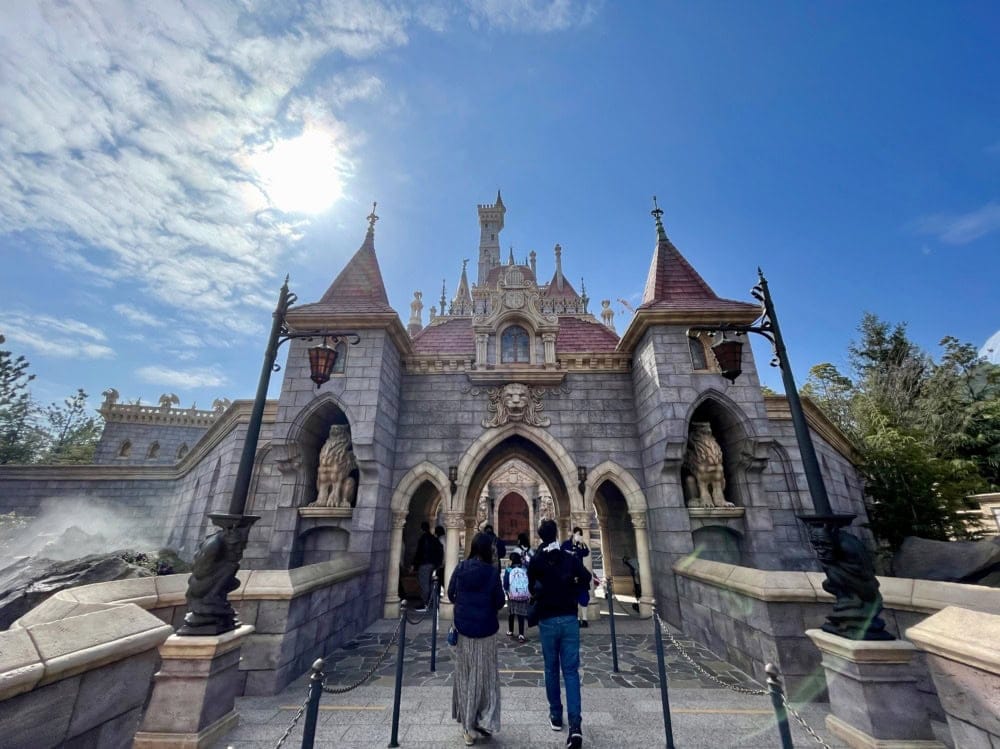 東京ディズニーランド・エントリーパス対象アトラクション・美女と野獣・お城の前