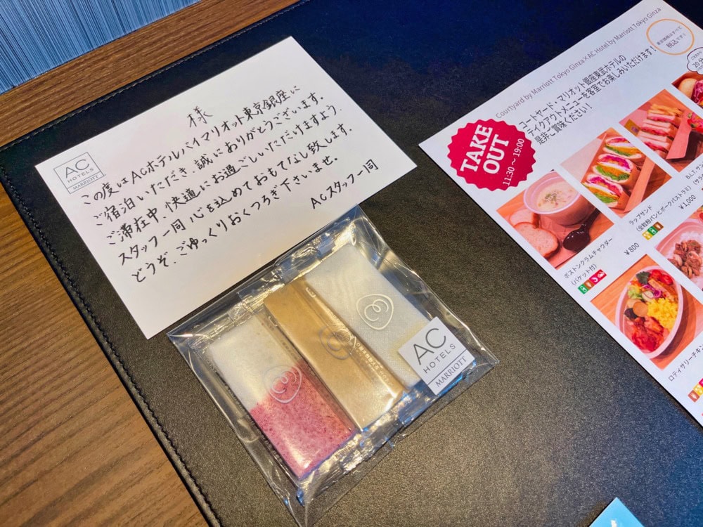 ACホテル東京銀座宿泊記〜デスクに置かれた栄太郎の板あめ