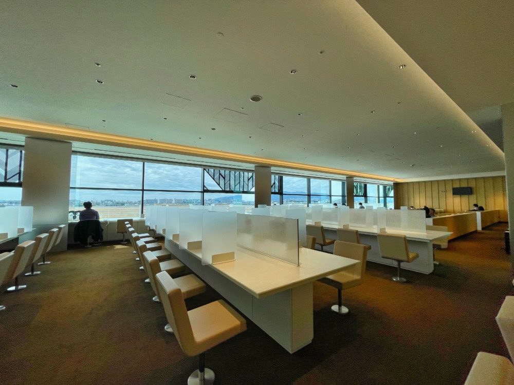 大阪伊丹空港ANAラウンジ・シーティングエリアの全景
