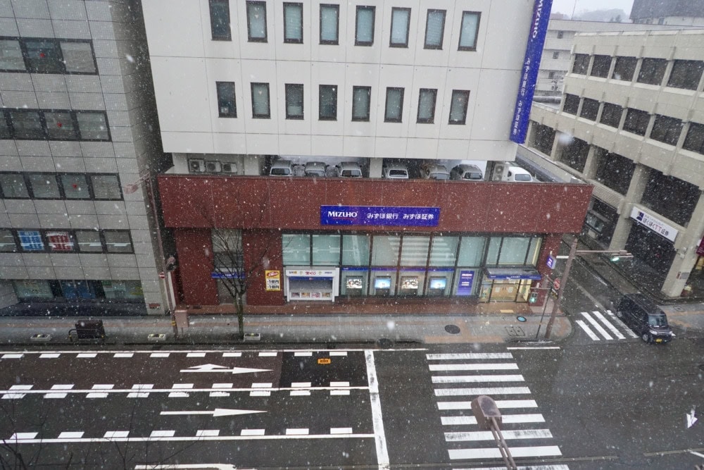 KUMU金沢宿泊記・ベッドルーム・窓からの眺め