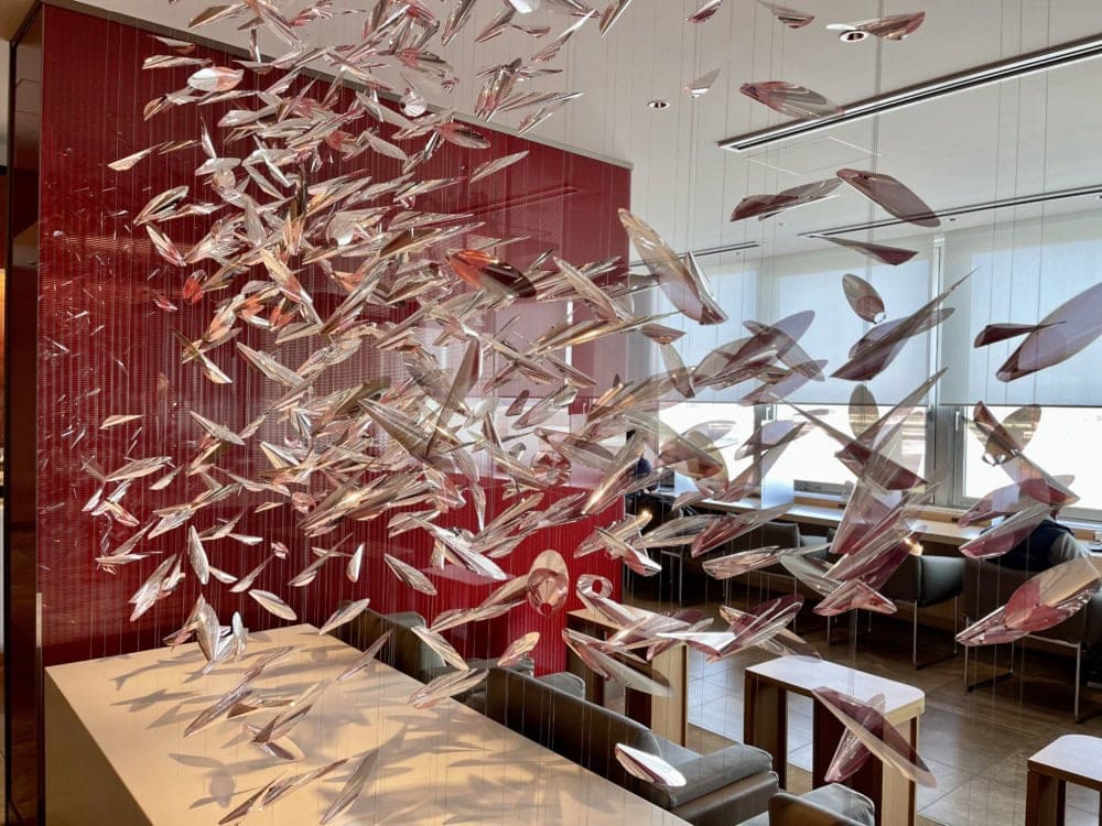 新千歳空港JALダイヤモンドプレミアラウンジ・入り口のアート作品
