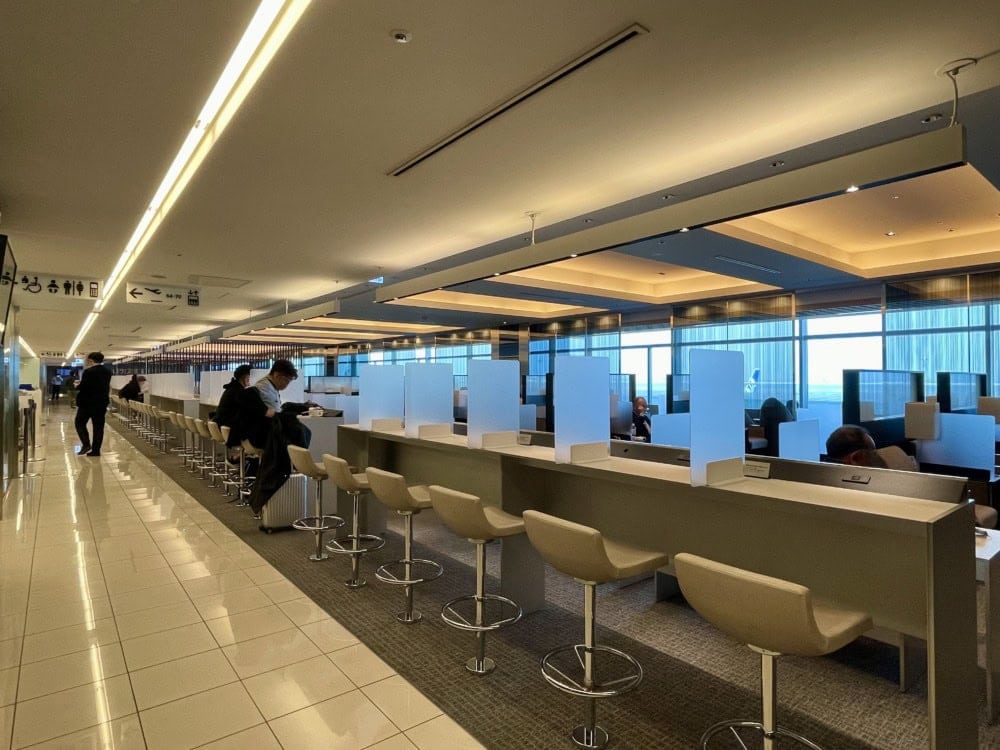 羽田空港第2ターミナル国内線ANAラウンジ・南側カウンター席
