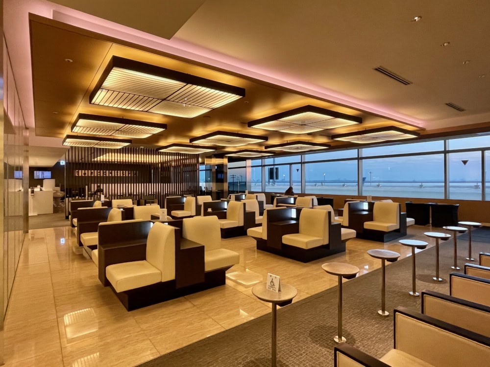 羽田空港ANAラウンジ・メインのシーティングエリア左手