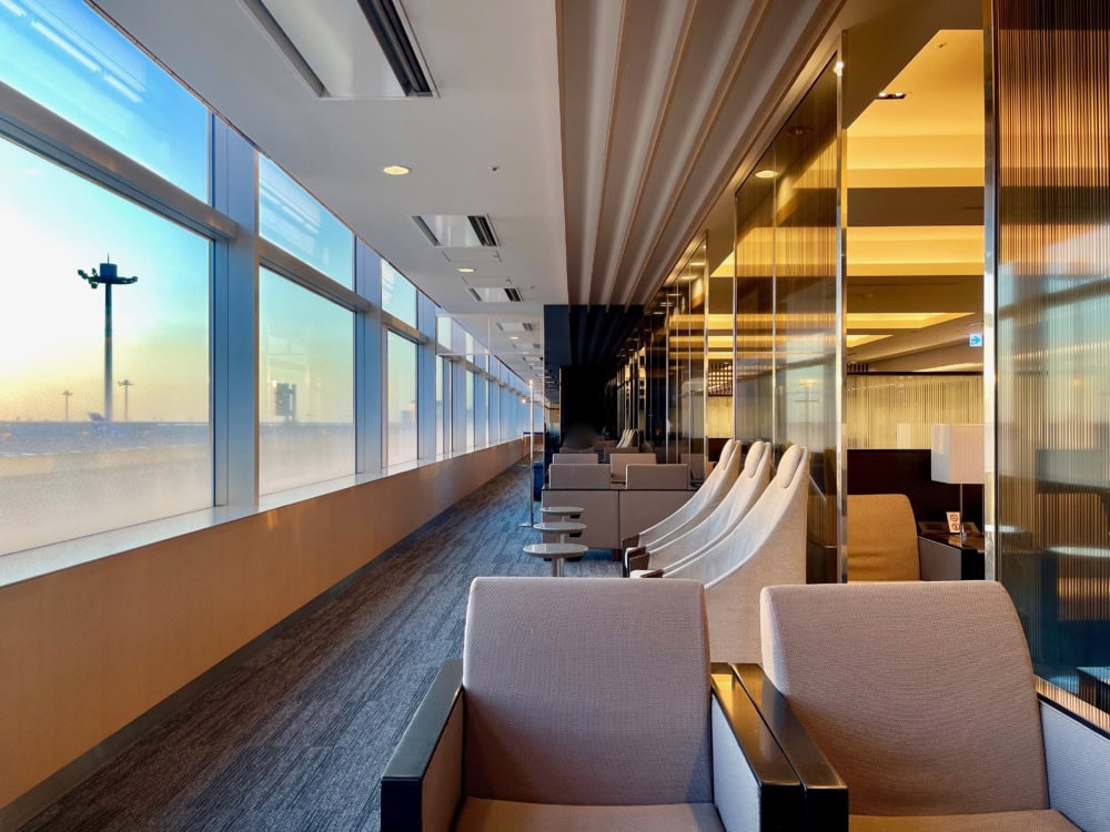 羽田空港ANAラウンジ・窓側のエリア
