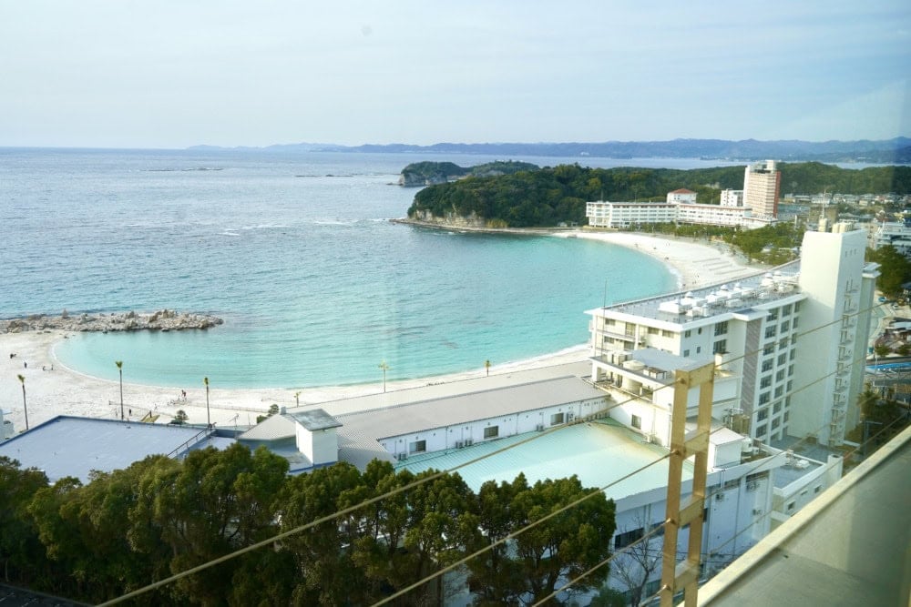 南紀白浜マリオットホテル宿泊記・温泉ビューバスから白浜ビーチを臨む