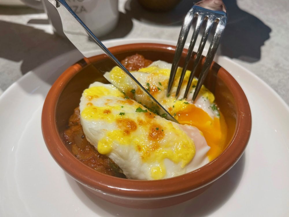 ACホテル銀座宿泊記・朝食レストラン・ACキッチン朝食・オーダーメニュー・フラメンカエッグを割ったところ