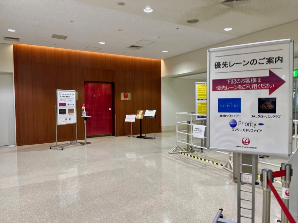 沖縄那覇空港JALダイヤモンドプレミアラウンジ・ファーストクラスエントランス