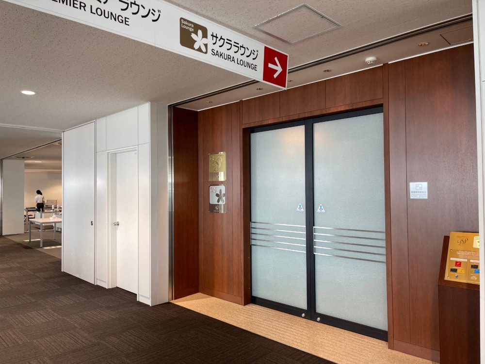 新千歳空港JALサクララウンジ訪問記・JGCチェックインカウンターからラウンジへ