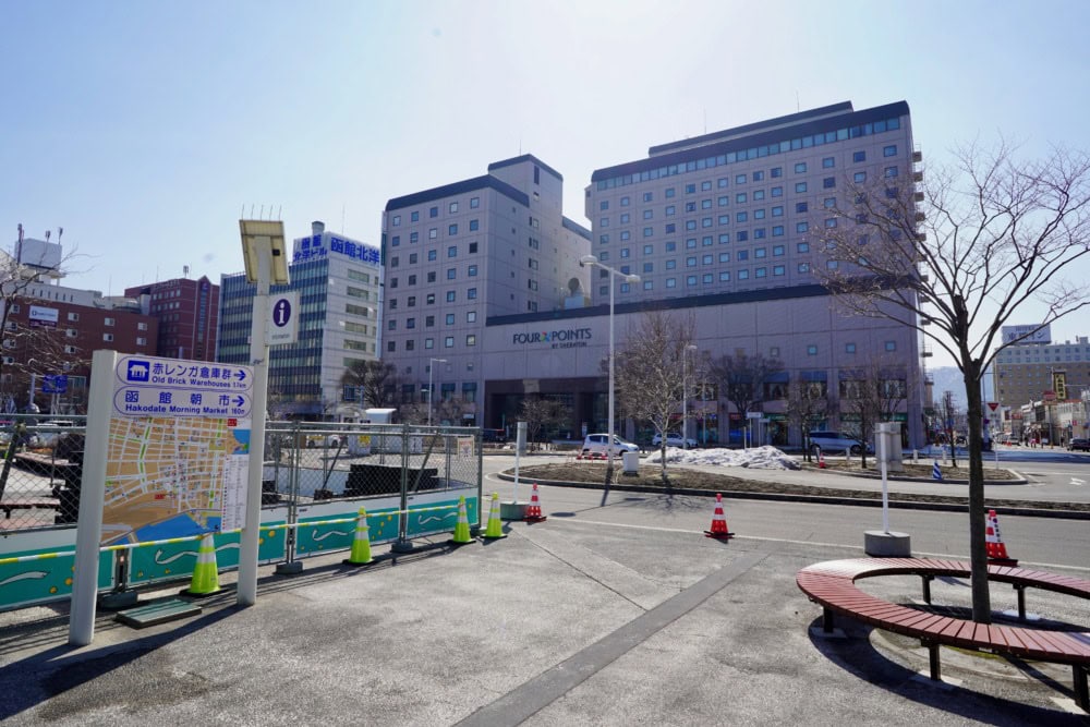 フォーポイントバイシェラトン函館・宿泊記・函館駅前から見たホテル