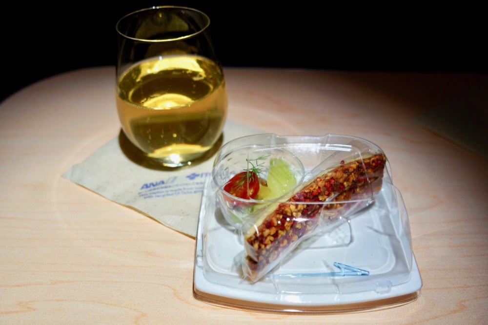 羽田空港第3ターミナル・ビジネスクラスの機内食・アミューズが運ばれてきたところ