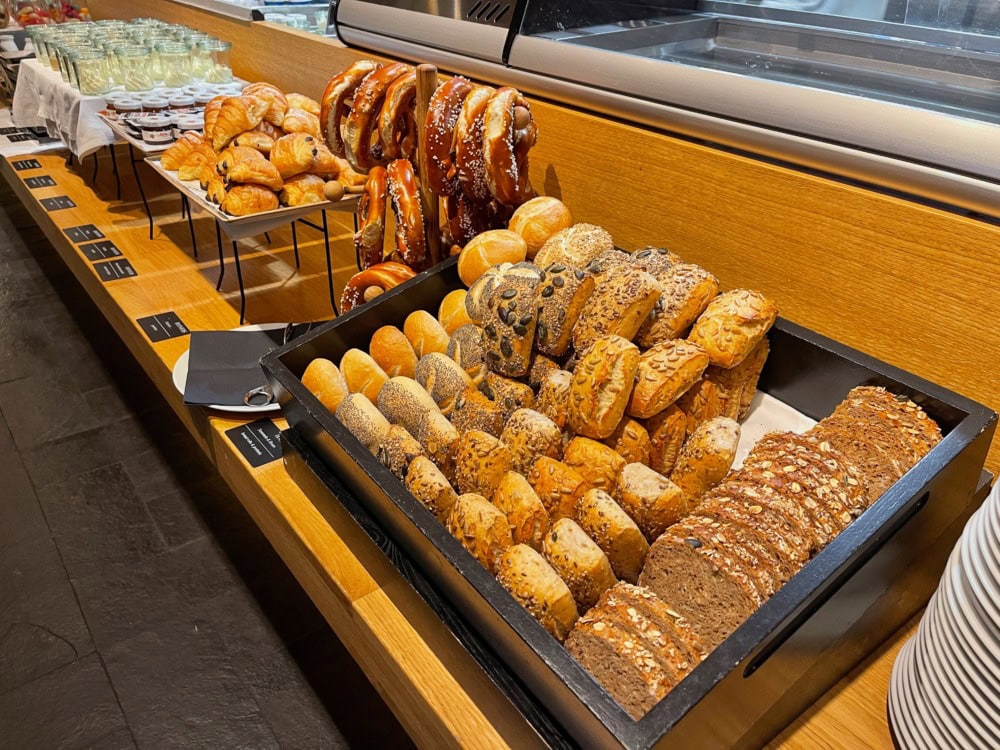 ルーマーズミュンヘン宿泊記・朝食ブッフェカウンター・パン