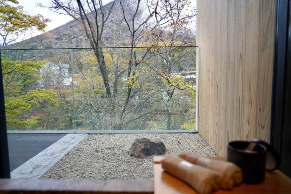 リッツカールトン日光宿泊記・ウォークインクローゼット・バスルーム・洗面台・浴槽から男体山を臨む