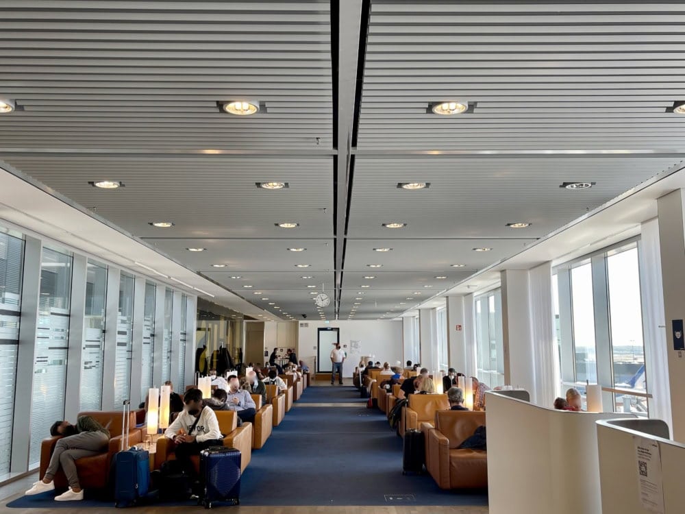 フランクフルト国際空港・ルフトハンザセネターラウンジ・窓際のシーティングエリア・奥から