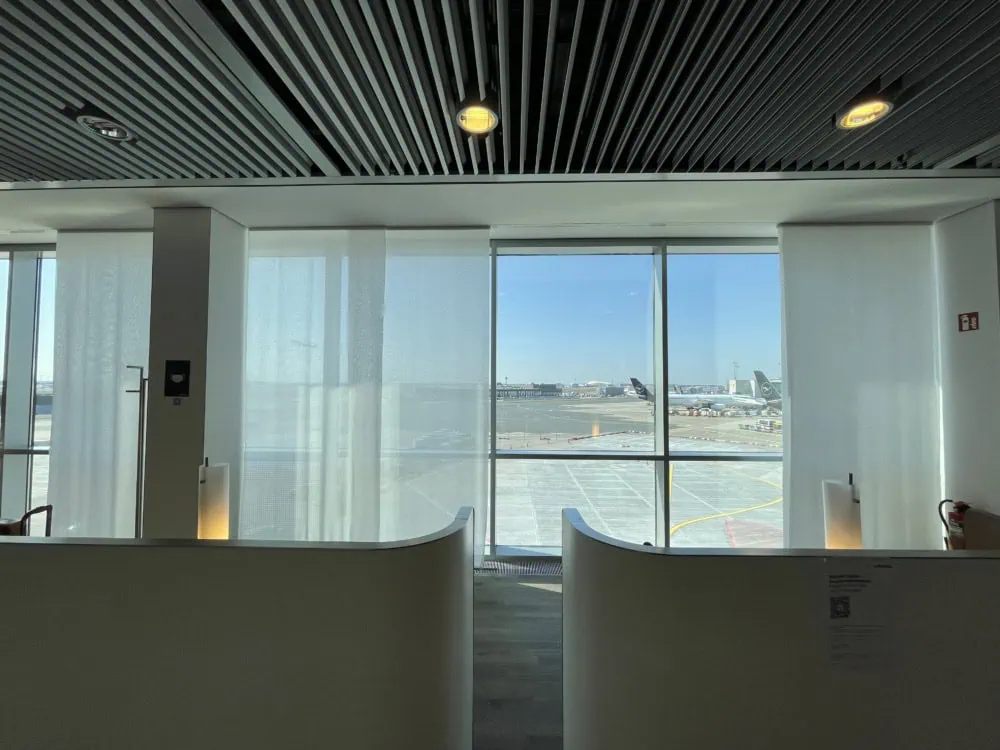 フランクフルト国際空港・ルフトハンザセネターラウンジ・窓際のシーティングエリア・プライベート