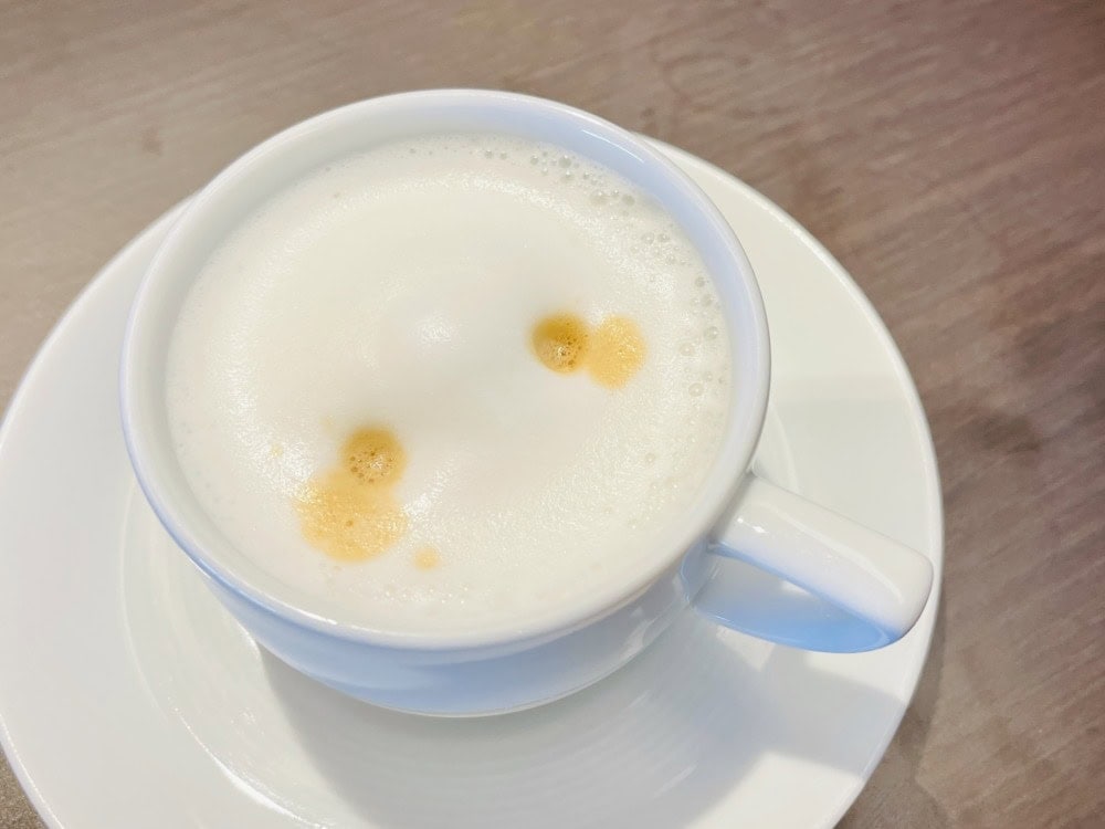 羽田空港ダイヤモンドプレミアラウンジ・コーヒーマシン2で入れたカプチーノ