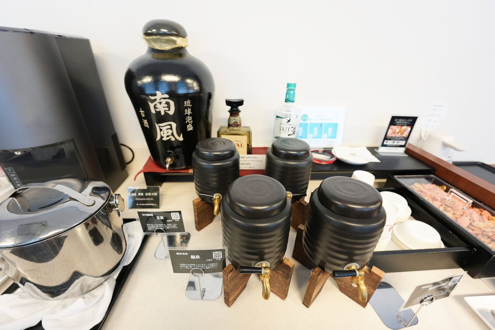 那覇空港JALサクララウンジアネックスのドリンクカウンター・泡盛各種