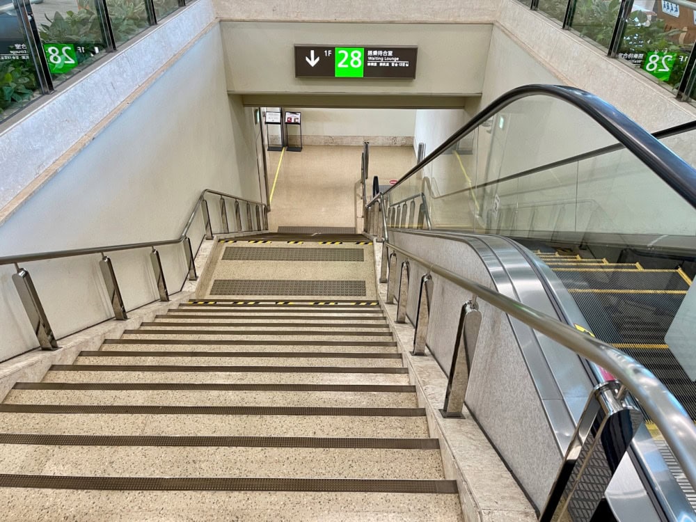 那覇空港JAL国内線ANNEX・階段