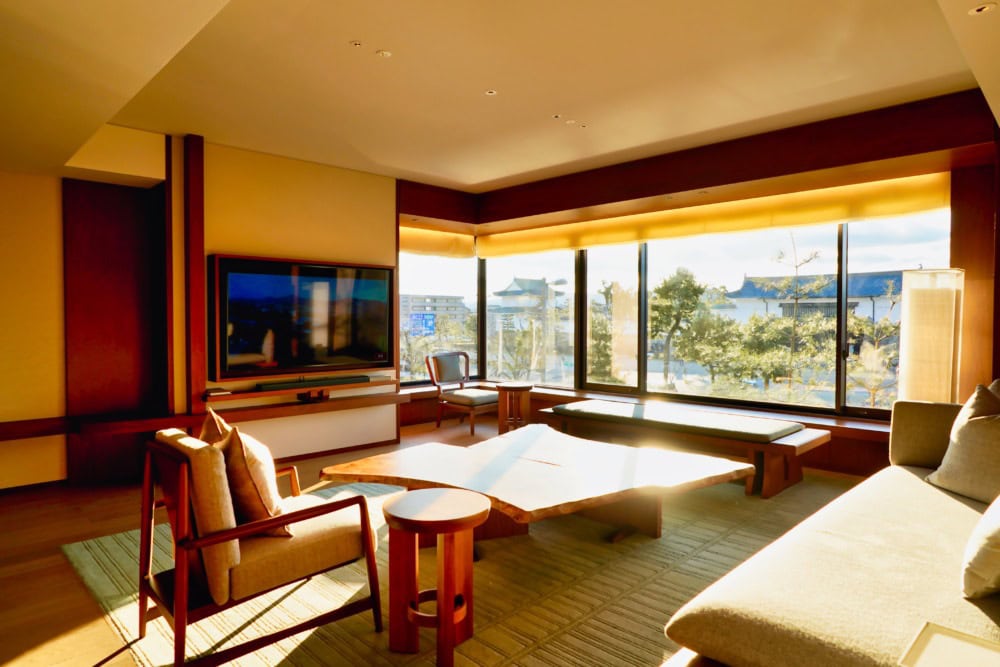 HOTEL THE MITSUI KYOTO宿泊記・ニジョウスイートのリビング全景を右から