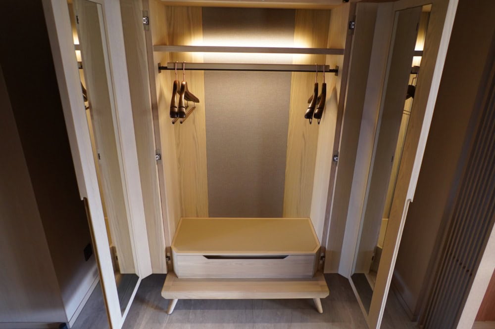 HOTEL THE MITSUI KYOTO宿泊記・ニジョウスイートの玄関クローゼットの中