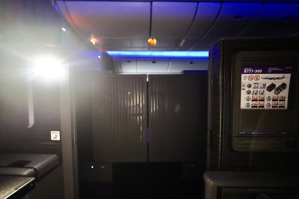 ANA新型ファーストクラス搭乗記・THE Suite・隣席から見たところ
