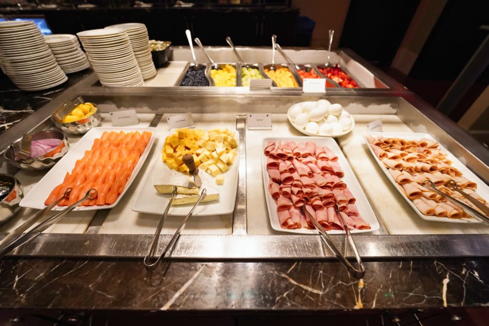 DSC09874 JWマリオットエセックスハウスニューヨーク宿泊記・ラウンジ・朝食会場・コールドカッツ