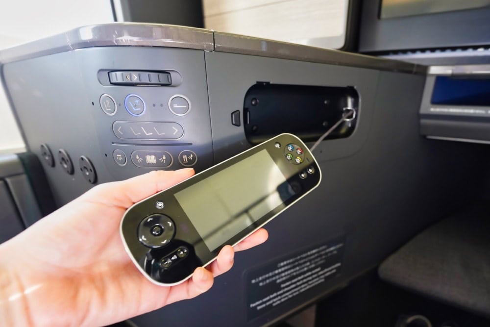 ANA新型ビジネスクラスTHE Room搭乗記・コントローラーを出したところ