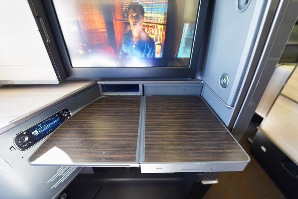 ANA新型ビジネスクラスTHE Room搭乗記・テーブルを開けたところ