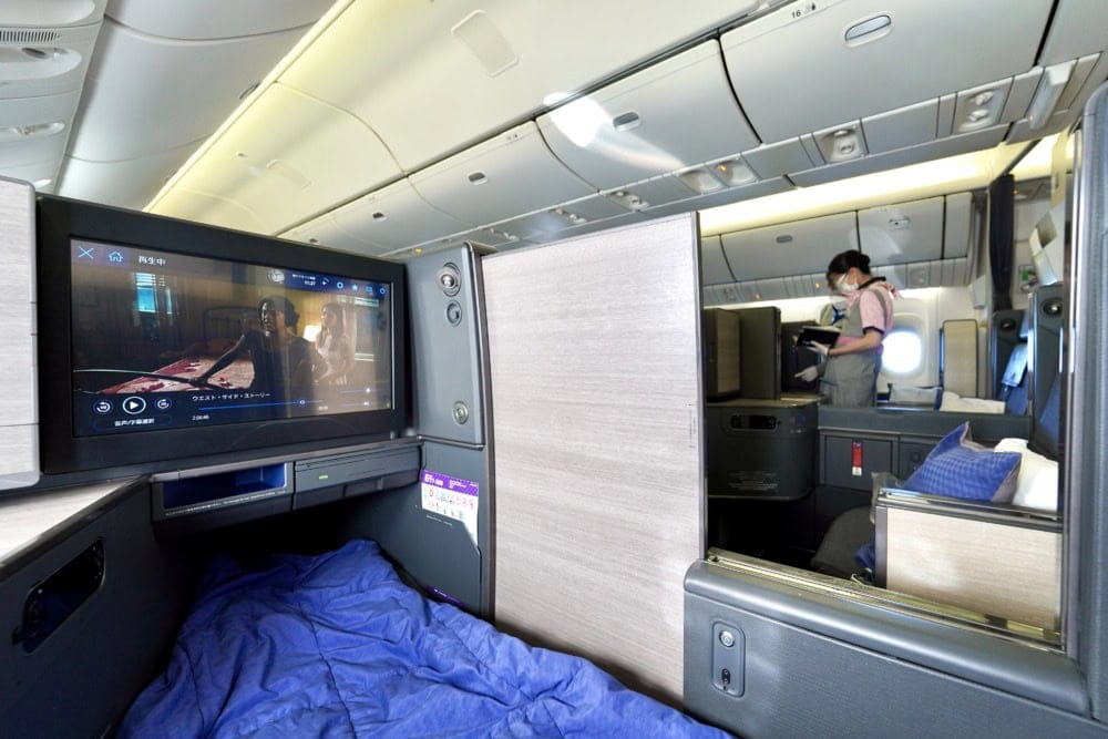 ANA新型ビジネスクラスTHE Room搭乗記・ドア付きシートを開けたところ