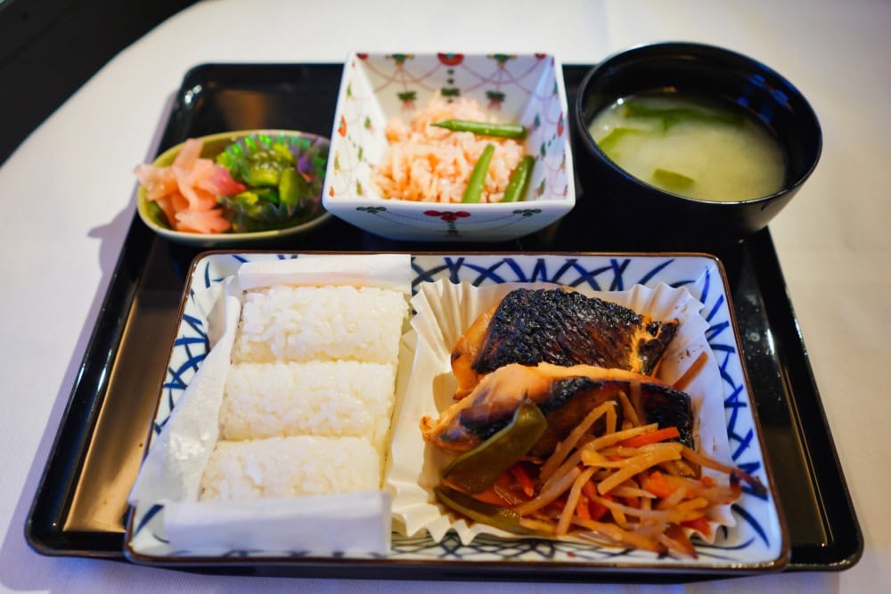 ANA新型ビジネスクラスTHE Room搭乗記・二度目の機内食