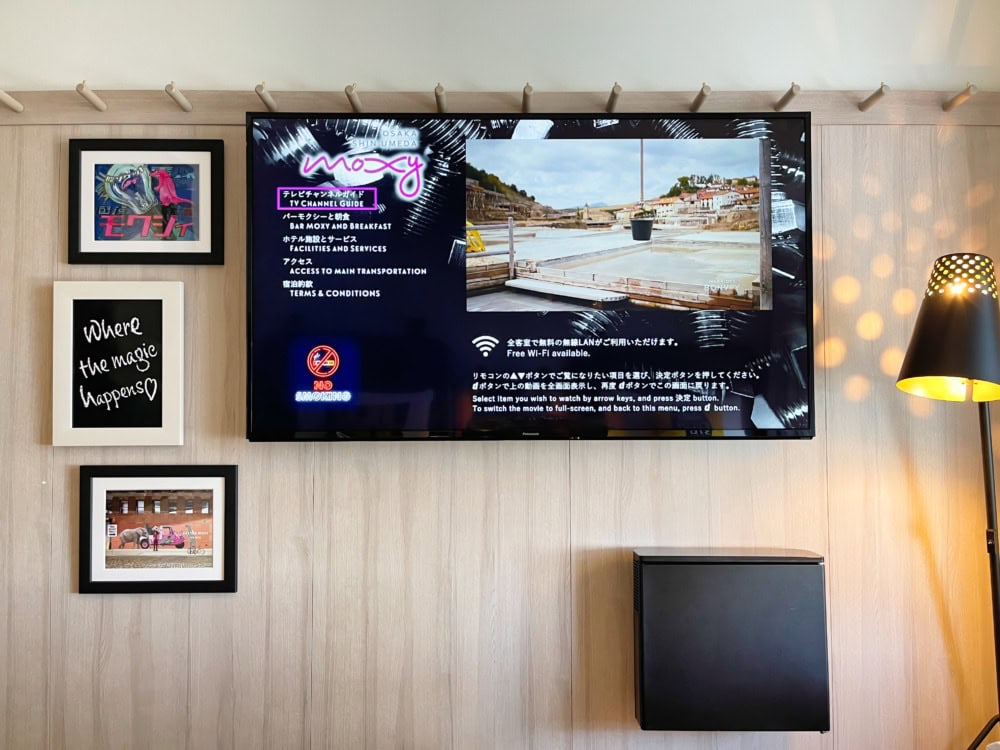 モクシー大阪新梅田宿泊記・ベッド正面のテレビ
