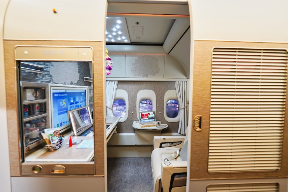 エミレーツ航空新型ファーストクラス搭乗記・B777ファーストクラスシートを横から