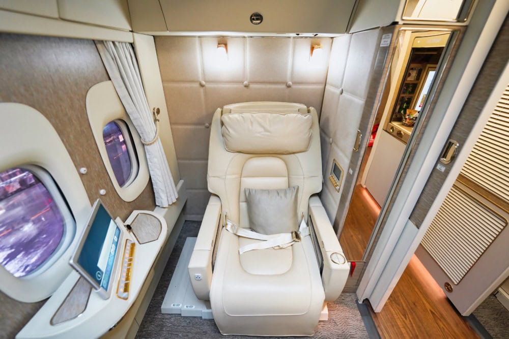エミレーツ航空新型ファーストクラス搭乗記・B777ファーストクラスシート前から