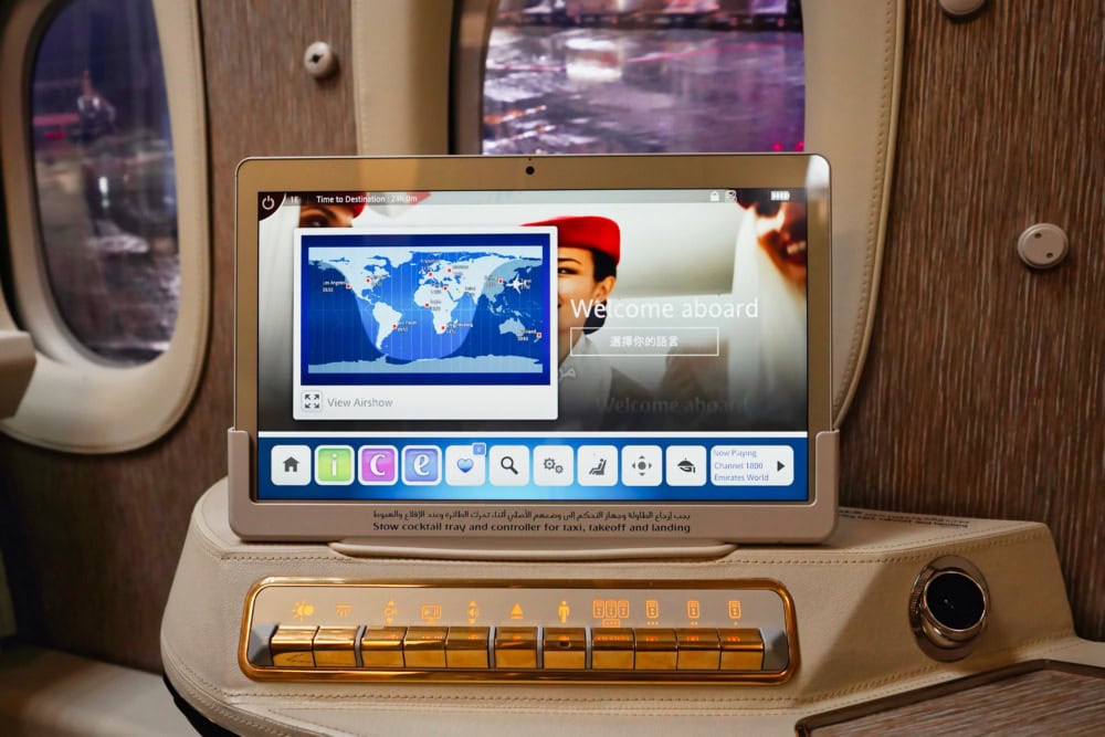 エミレーツ航空B 777-300ER新型ファーストクラス搭乗記・肘掛けのリクライニングボタンエミレーツ航空B 777-300ER新型ファーストクラス搭乗記・右手のコントローラー