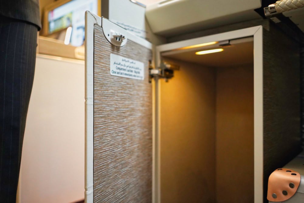 エミレーツ航空B777新型ファーストクラス搭乗記・前方収納キャビネット