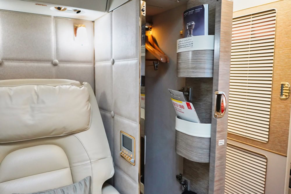 エミレーツ航空B777新型ファーストクラス搭乗記・メイン収納