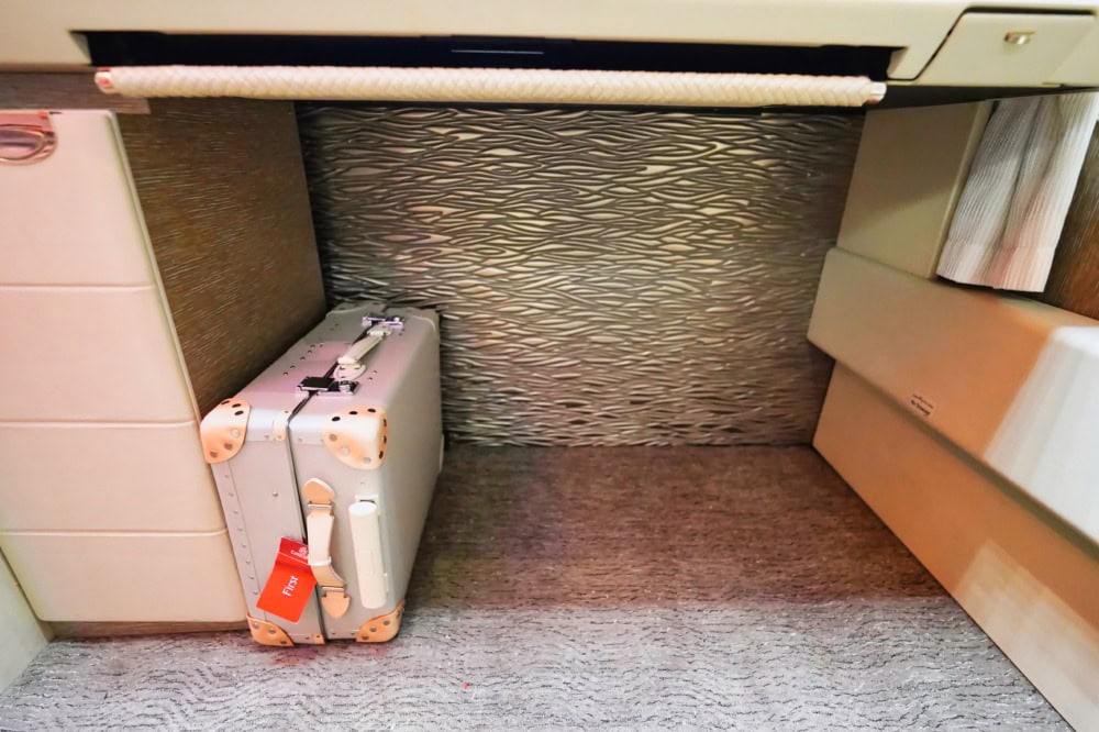 エミレーツ航空B777新型ファーストクラス搭乗記・テーブル下の収納