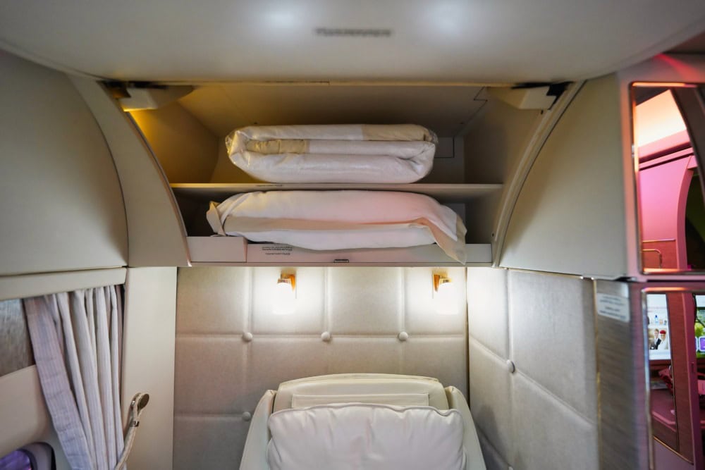 エミレーツ航空B777新型ファーストクラス搭乗記・1E頭上の収納