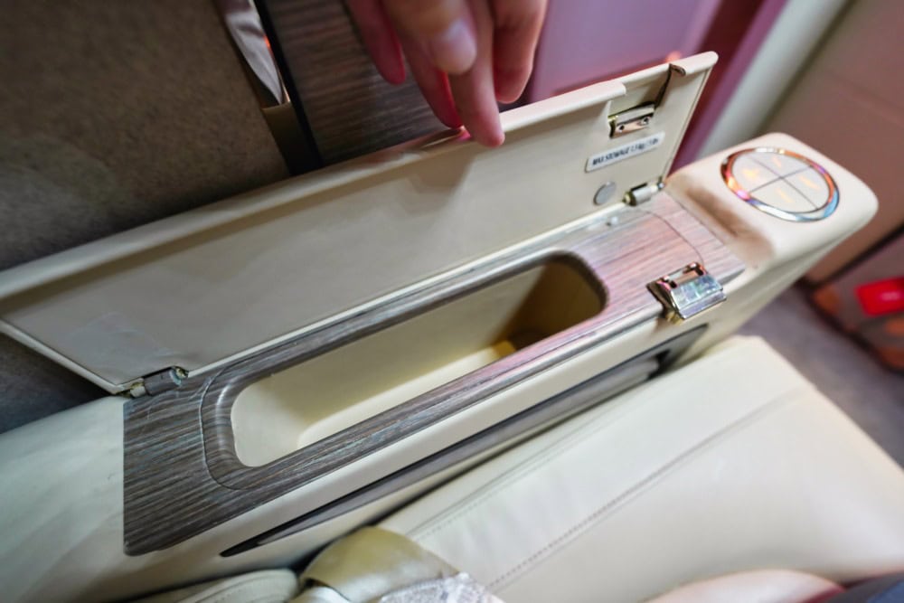 エミレーツ航空B 777-300ER新型ファーストクラス搭乗記・肘掛けのリクライニングボタンエミレーツ航空B 777-300ER新型ファーストクラス搭乗記・肘掛け下の収納