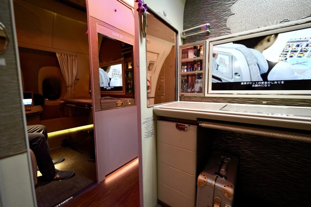 エミレーツ航空B 777-300ER新型ファーストクラス搭乗記・肘掛けのリクライニングボタンエミレーツ航空B 777-300ER新型ファーストクラス搭乗記・着座の視界