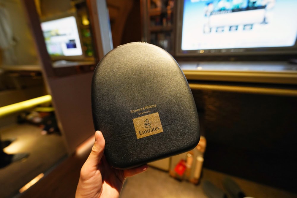 エミレーツ航空B 777-300ER新型ファーストクラス搭乗記・肘掛けのリクライニングボタンエミレーツ航空B 777-300ER新型ファーストクラス搭乗記・ヘッドフォン