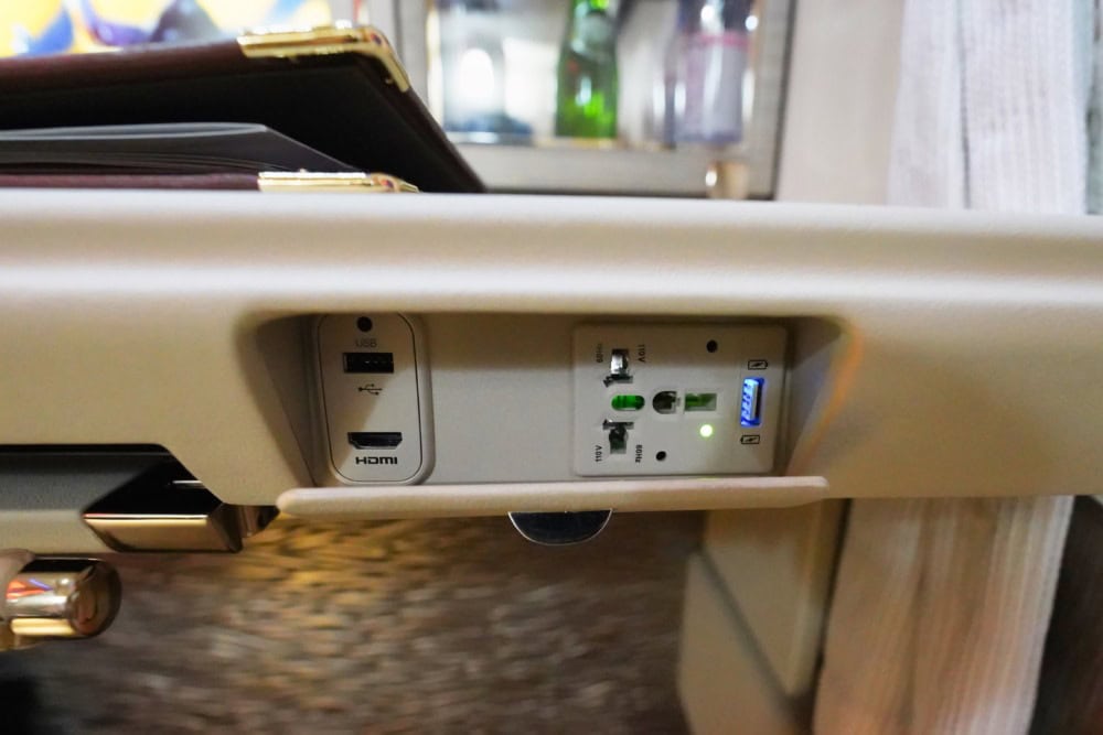 エミレーツ航空B 777-300ER新型ファーストクラス搭乗記・肘掛けのリクライニングボタンエミレーツ航空B 777-300ER新型ファーストクラス搭乗記・電源