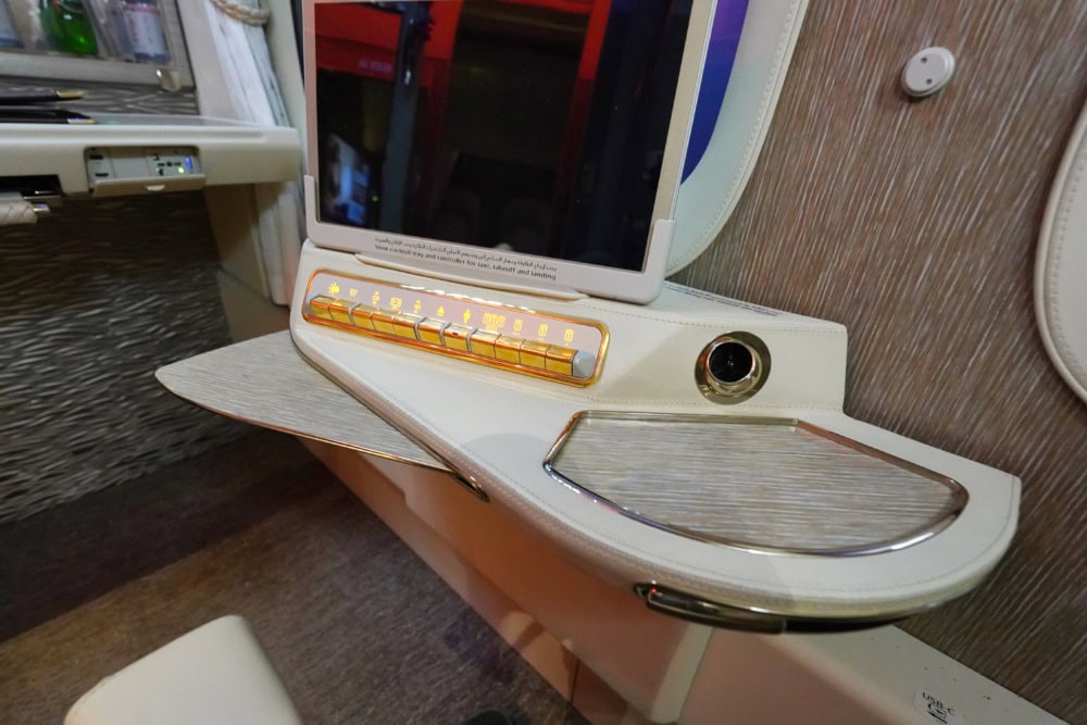 エミレーツ航空B 777-300ER新型ファーストクラス搭乗記・肘掛けのリクライニングボタンエミレーツ航空B 777-300ER新型ファーストクラス搭乗記・サブテーブル