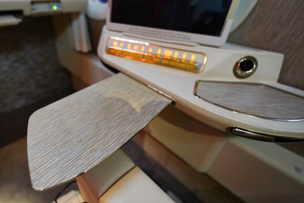 エミレーツ航空B 777-300ER新型ファーストクラス搭乗記・肘掛けのリクライニングボタンエミレーツ航空B 777-300ER新型ファーストクラス搭乗記・サイドテーブル