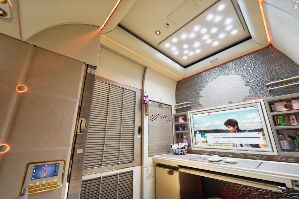 エミレーツ航空B777新型ファーストクラス搭乗記・照明やエアコンのコントローラー・照明をブルーにエミレーツ航空B777新型ファーストクラス搭乗記・照明を全開に