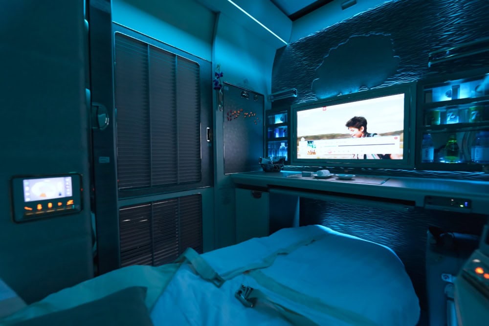 エミレーツ航空B777新型ファーストクラス搭乗記・照明やエアコンのコントローラー・照明をブルーに