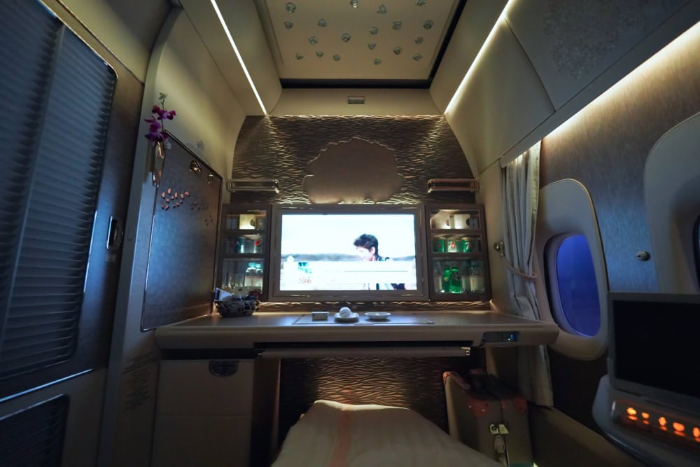 エミレーツ航空B777新型ファーストクラス搭乗記・照明やエアコンのコントローラー・照明をゴールドに