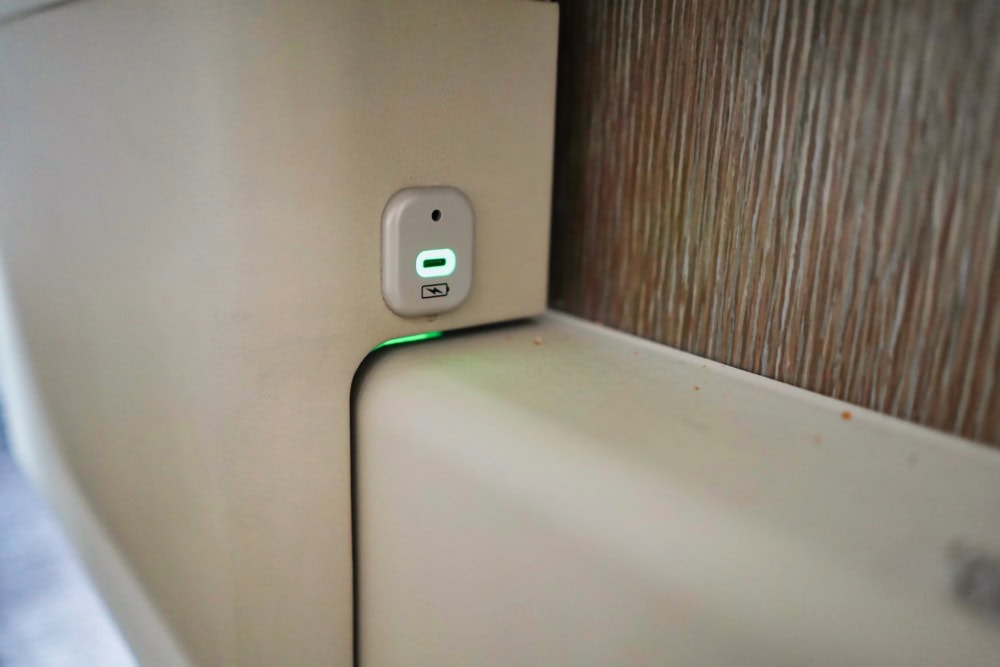 エミレーツ航空B 777-300ER新型ファーストクラス搭乗記・肘掛けのリクライニングボタンエミレーツ航空B 777-300ER新型ファーストクラス搭乗記・電源2