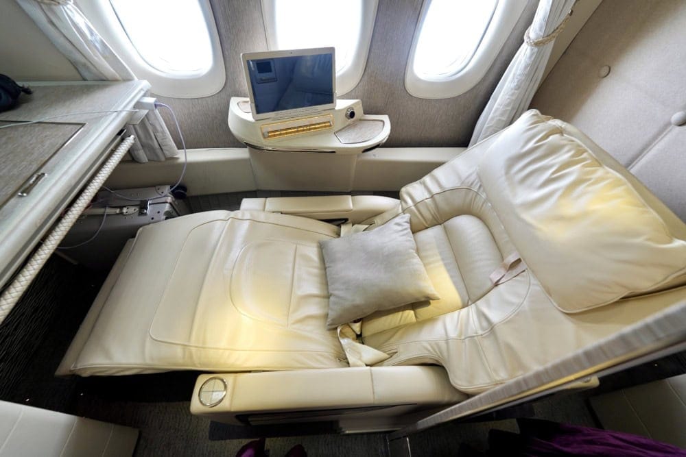 エミレーツ航空B 777-300ER新型ファーストクラス搭乗記・肘掛けのリクライニングボタンエミレーツ航空B 777-300ER新型ファーストクラス搭乗記・リクライニング・ゼログラビティ