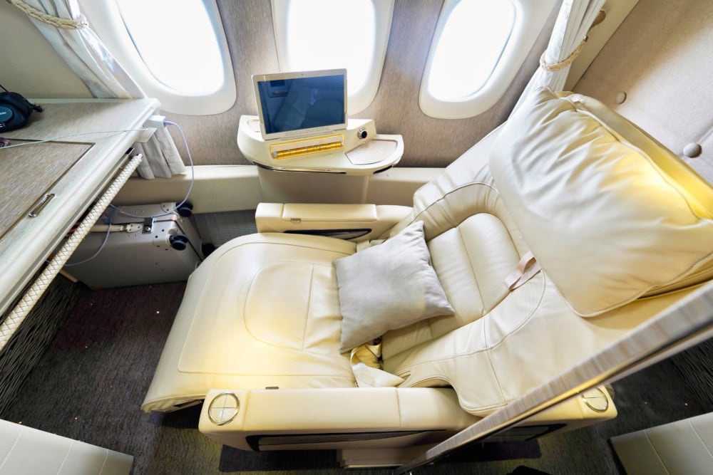 エミレーツ航空B 777-300ER新型ファーストクラス搭乗記・肘掛けのリクライニングボタンエミレーツ航空B 777-300ER新型ファーストクラス搭乗記・リクライニング・食事