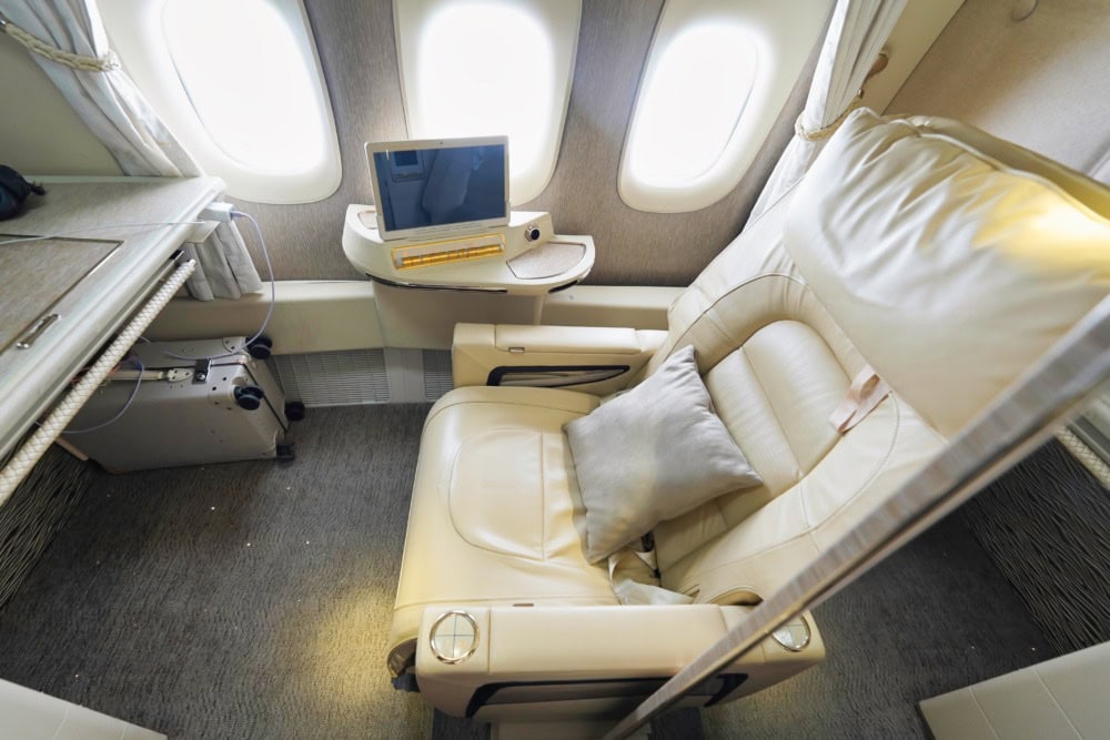 エミレーツ航空B 777-300ER新型ファーストクラス搭乗記・肘掛けのリクライニングボタンエミレーツ航空B 777-300ER新型ファーストクラス搭乗記・リクライニング・離発着時
